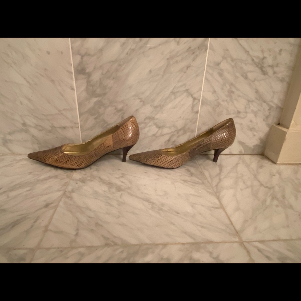 Kitten heel snake skin